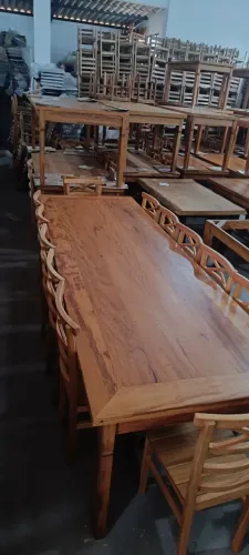 Mesa com 12 cadeiras 3x1 tudo em madeira $ 5.900,00 no Pix a pronta entrega