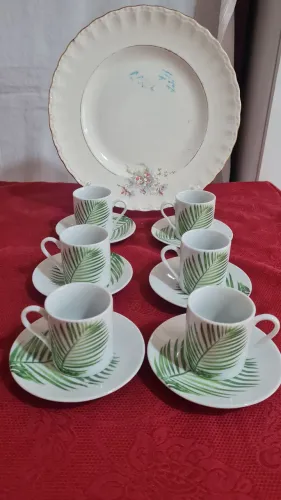 Kit café com prato de bolo.