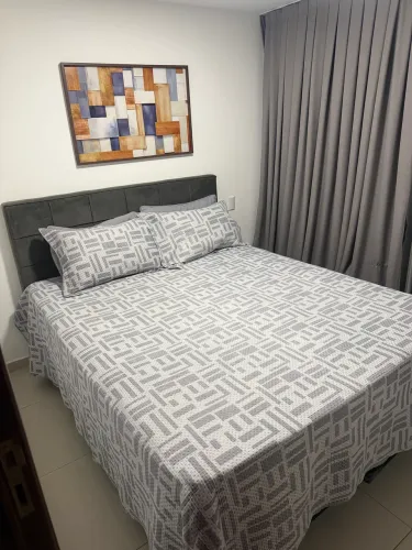 Cama Queen com cabeceira estofada 