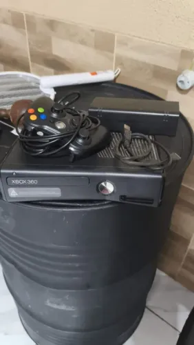 Vendo um vídeo game Xbox 360. Leia o anúncio.