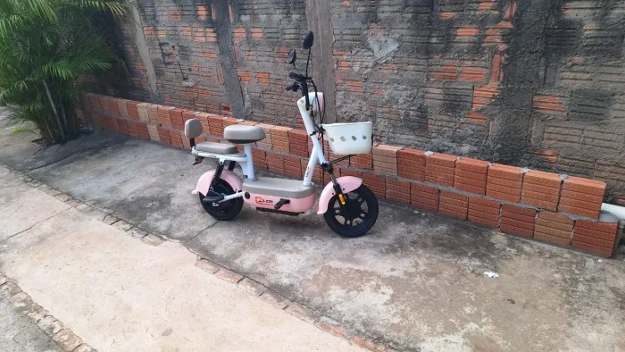 ? Moto Elétrica em Excelente Estado - Econômica e Linda!