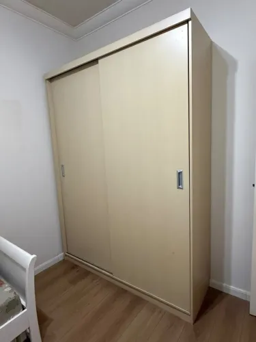Guarda-roupa de MDF de boa qualidade e com ótima divisão interna