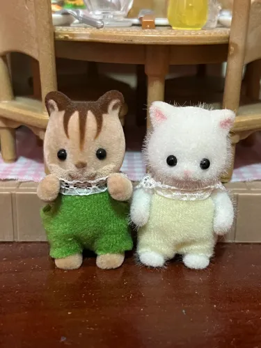 sylvanian families dupla bebês - esquilo e gato persa