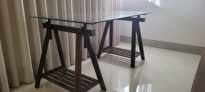 Mesa de Escritório - Cavalete e tampo de vidro - ETNA
