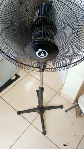 Ventilador de coluna preto. Grande