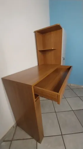 Escrivaninha/ Mesa para computador com 1 armário e gaveta embutida.