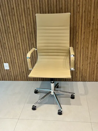 Conjunto com 4 cadeiras presidente com rodízio e fixa 