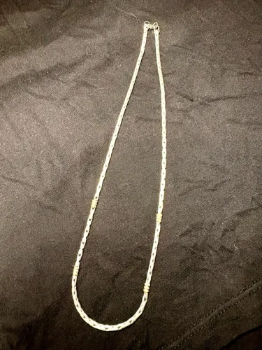 Cordão prata com detalhes em ouro
