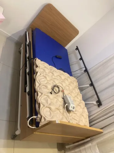 Cama Hospitalar Motorizada Pilati (Madeira) + Colchão Anti-escaras Dellamed