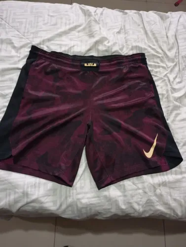 Bermuda basquete Nike LeBron tom bordô camuflado