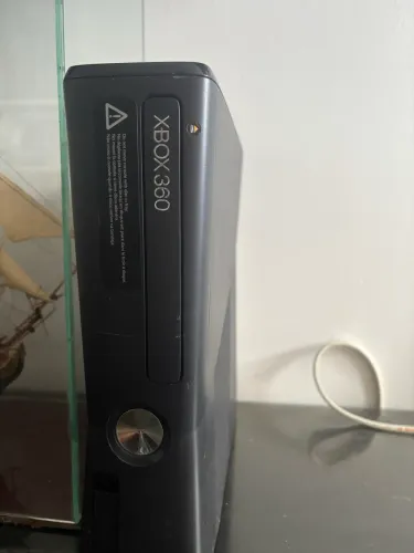 XBOX 360 SLIM c/ luz vermelha