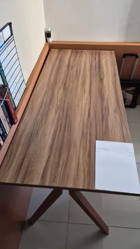 Mesa de madeira e base de ferro. 1,70× 70. Em excelente estado.