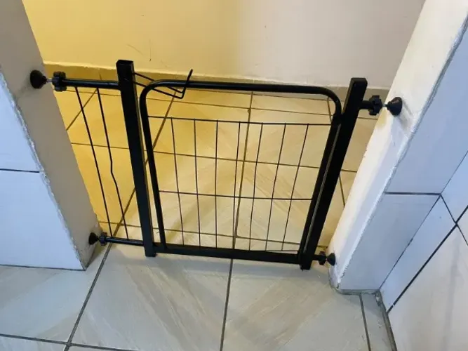 Portãozinho Grade de Proteção para Bebê e Pet Preto Extensível com Porta Itapevi