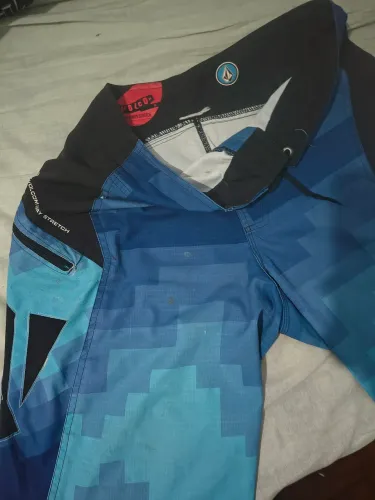 Bermuda VOLCOM original tamanho 38 possui detalhes 