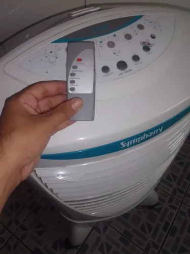 Vendo um climatizador Symphony.Pouco usado e com controle remoto incluso