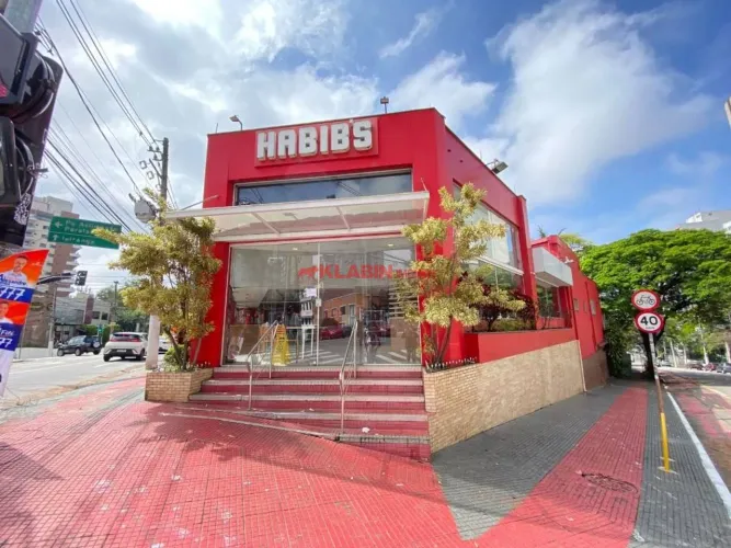 Terreno de Esquina com 438m² com Potencial para Incorporação em Localização Privilegiada à