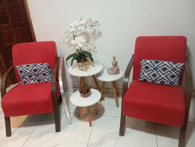 Duas poltronas com dois braços de madeira e cor de prata.