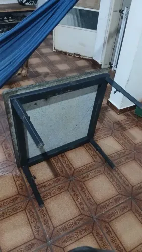 Mesa de centro com tampo em granito