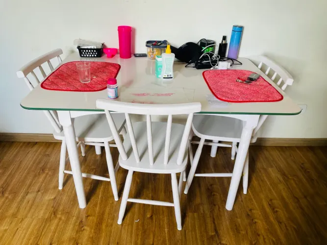 Vendo mesa de vidro 4 cadeiras 