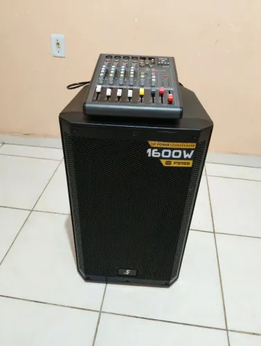 Caixa de som e mesa profissional