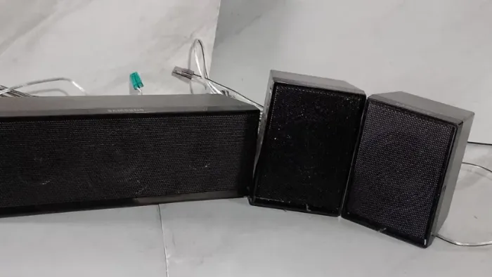 Um Kit com 3 caixinha de som Para home Theater Samsung Todas Funcionando
