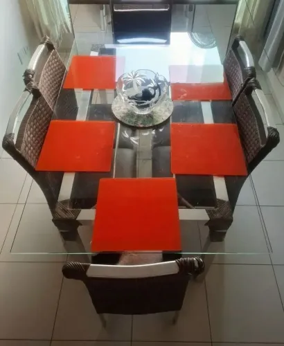Vendo URGENTE MESA COM 6 CADEIRAS 