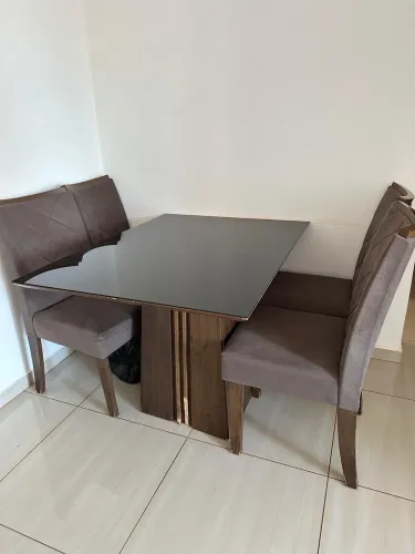 Mesa de jantar com 4 cadeiras