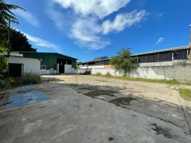 Galpão no distrito - 700 m² com pátio