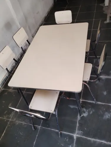 Conjunto de mesa com seis cadeiras infantis 