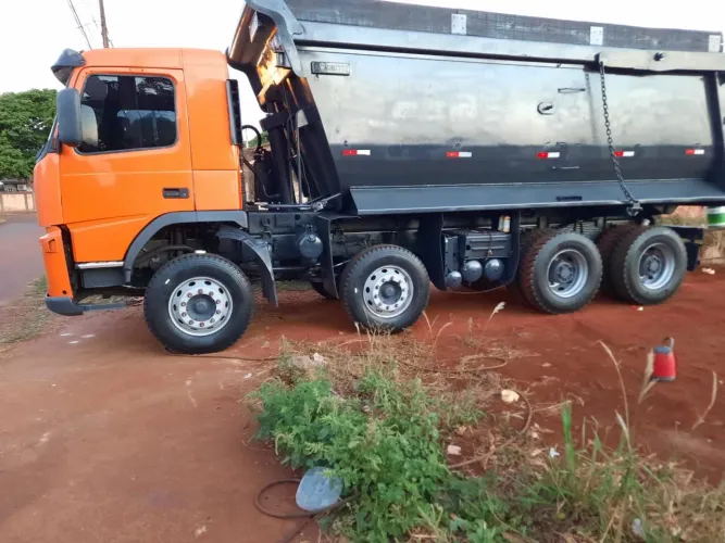 Caminhão bitruck caçamba