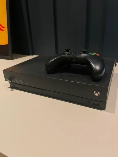 XBOX ONE X 1 TB + 2 CONTROLES ORIGINAIS
