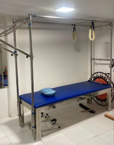 Cadillac/Trapézio de Pilates em estrutura metálica, com colchonete e acessórios