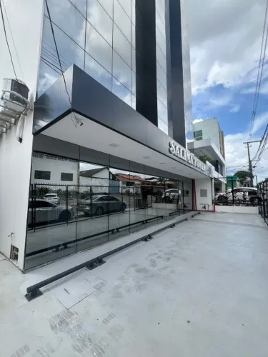 Salas comerciais em lindo prédio no Parque 10