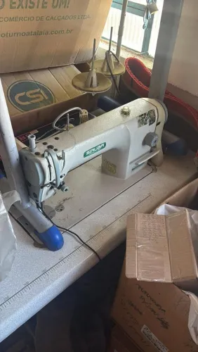 Máquina de costura reta