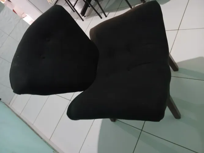 Poltronas são duas desse modelo da foto