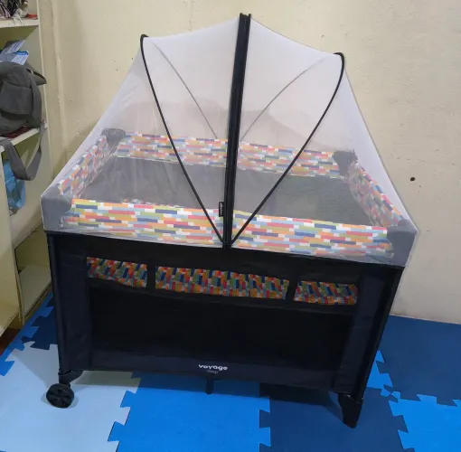 Vendo Lindíssimo berço Portátil semi novo Voyage