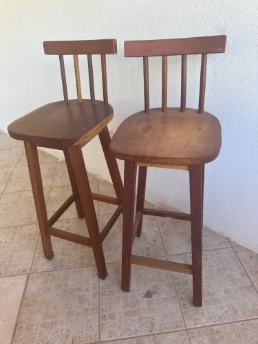2 Banquetas rústicas de madeira