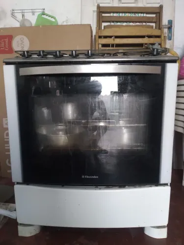 Vendo fogão ?  da Electrolux  . De 06 bocas com forno elétrico 