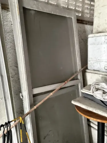 Porta de correr de alumínio com vidro