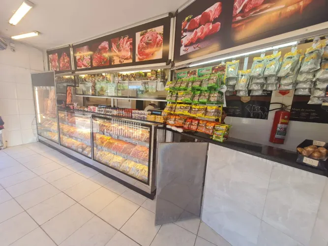 Vitrine para açougue Sob Medida com iluminação, bandejas inox, fundo falso, instalado