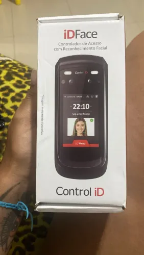 Controlador de acesso facial