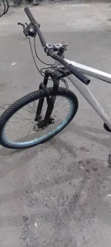 Bike alumínio aro 29 usada em ótimo estado freios á disco rodas e pneus novos