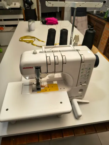 Galoneira domestica JANOME - excelente estado de funcionamento. 2.000 reais no Pix.