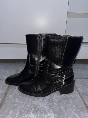 Bota preta estilosa 