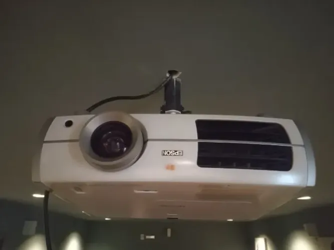 Projetor Epson PowerLite Home Cinema 8350 - Usado