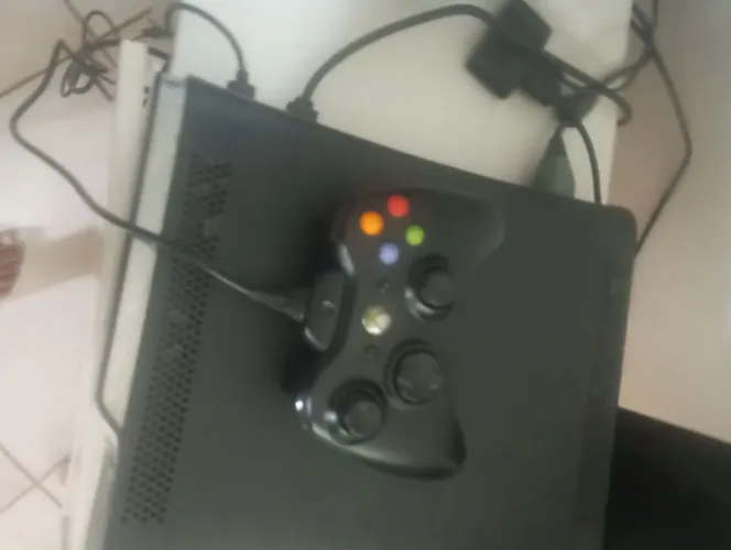 Xbox 360 com controle com fio e só pega cds