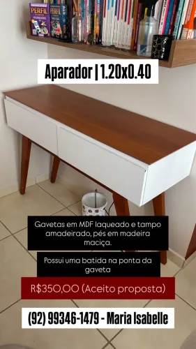 Aparador de MDF laqueado e pés em madeira