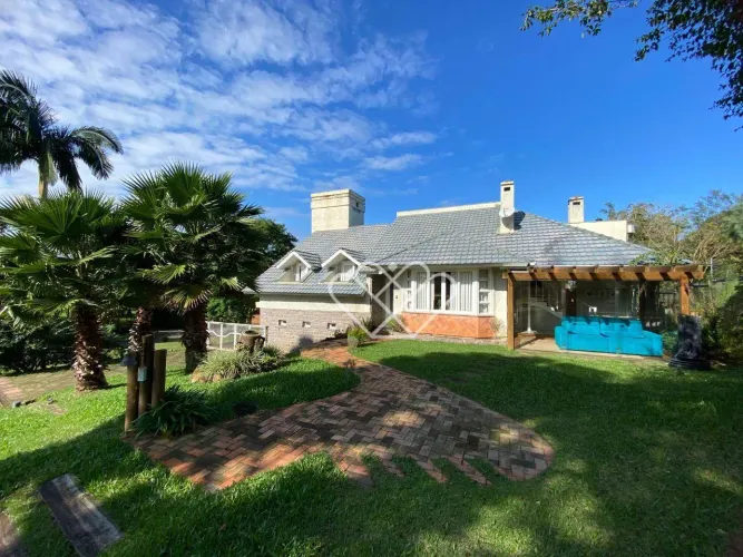 Casa de Alto Padrão com Suítes, Piscina e Varanda Gourmet no Condomínio Paragem Verdes Cam