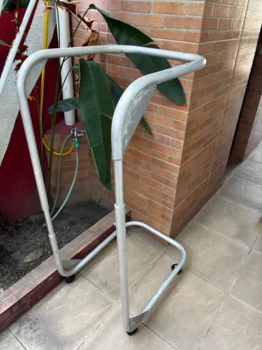 Andador de Alumínio com Rodas - Apoio para Idoso e Banho