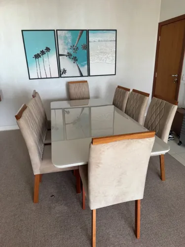 Conjunto de mesa com 8 cadeiras